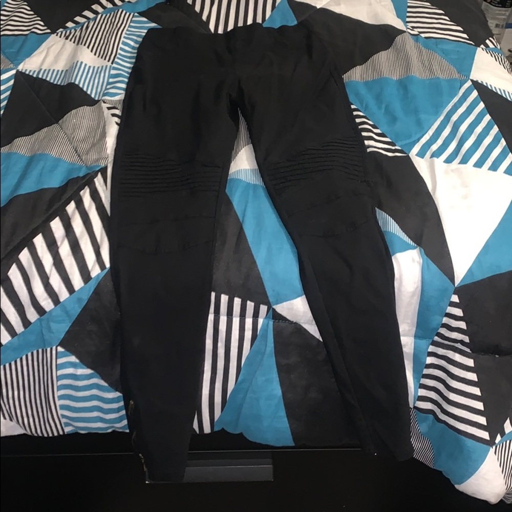 Tight with zippers by the ankle